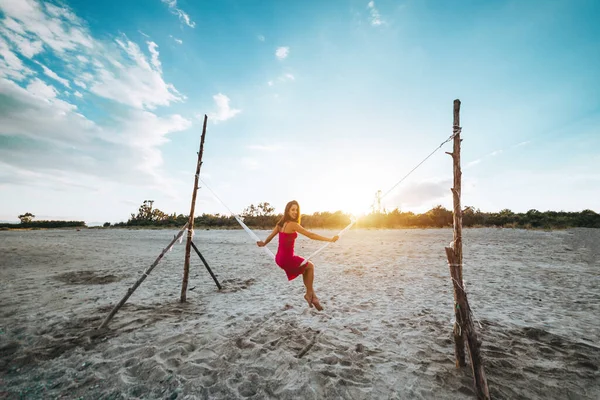 Gadis Ayunan Pantai Oleh Laut — Stok Foto