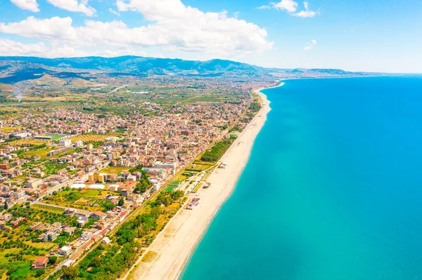 Calabria 'da deniz kenarında Locri hava manzarası