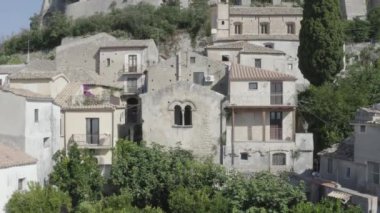 Calabria 'daki Gerace şehrinin insansız hava aracı videosu, mimari binalar.