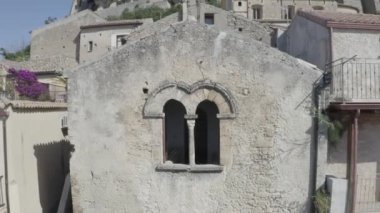 Calabria 'daki Gerace şehrinin insansız hava aracı videosu, mimari binalar, pencereler 
