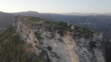 Dağların ve eski binaların insansız hava aracı videoları 