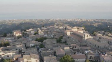 Calabria 'daki Gerace şehrinin hava görüntüsü, mimari binalar.