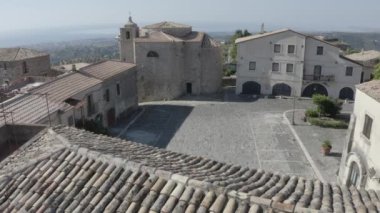 Calabria 'daki Gerace şehrinin insansız hava aracı videosu, katedral mimari binaları.