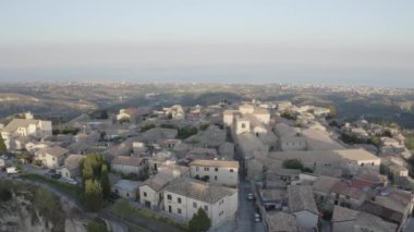 Calabria 'daki Gerace şehrinin hava görüntüsü, mimari binalar.