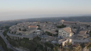 Calabria 'daki Gerace şehrinin hava görüntüsü, mimari binalar.