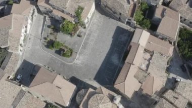 Calabria 'daki Gerace şehrinin insansız hava aracı videosu, katedral mimari binaları.