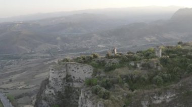 Dağların ve eski binaların insansız hava aracı videoları 
