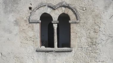 Calabria 'daki Gerace şehrinin insansız hava aracı videosu. Pencereli mimari binalar. 