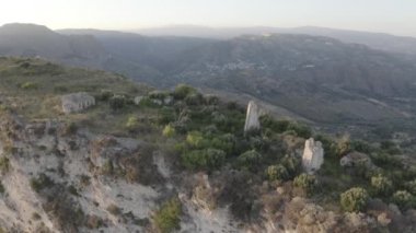 Dağların ve eski binaların insansız hava aracı videoları 