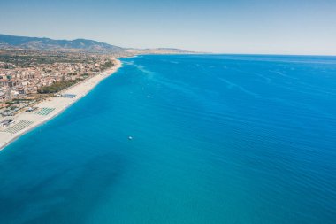 İtalya, mavi Akdeniz 'in güzel sahil şehri üzerinde hava manzarası 