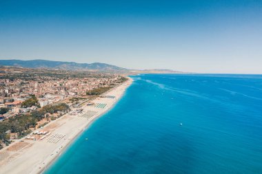 İtalya, mavi Akdeniz 'in güzel sahil şehri üzerinde hava manzarası 