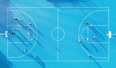Turkuaz futbol sahasında oynayan insanların üst görünümü