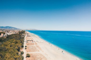 İtalya, mavi Akdeniz 'in güzel sahil şehri üzerinde hava manzarası 