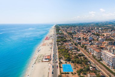 İtalya, mavi Akdeniz 'in güzel sahil şehri üzerinde hava manzarası 