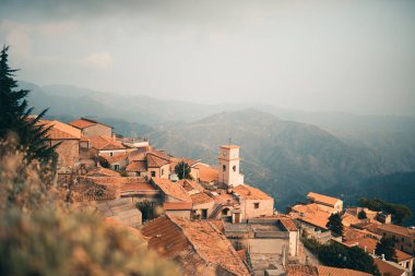 İtalya, manzara, dağların arasındaki küçük şehir manzarası.