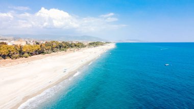 İtalya, mavi Akdeniz 'in güzel kıyılarındaki hava manzarası 