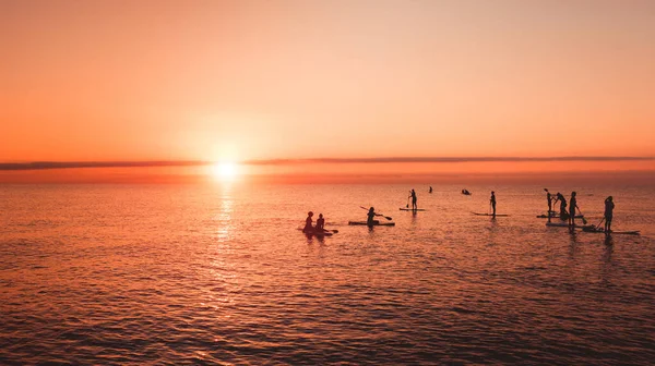Gün batımında mavi Akdeniz 'de sörf yapmak