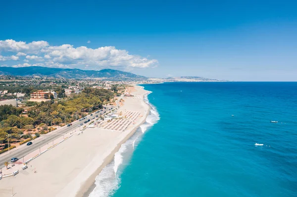 İtalya, mavi Akdeniz 'in güzel kıyılarındaki hava manzarası 