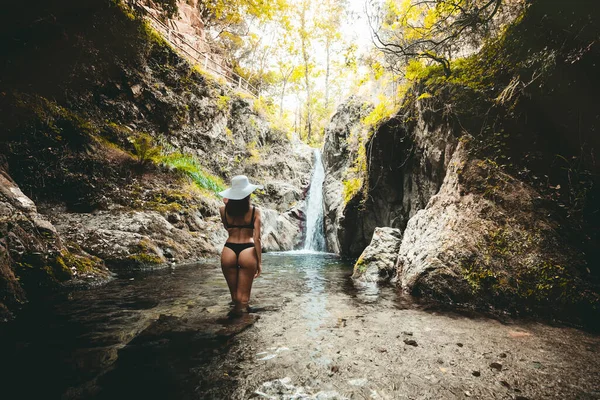Mladá Žena Klobouku Pózuje Naproti Vodopádu Stojí Zády Kameře Vodě — Stock fotografie