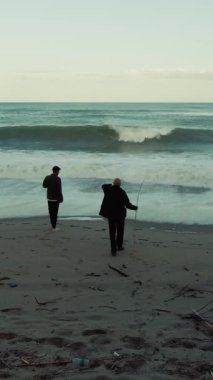 İki Kişinin Silueti Tabiat Fırtınalı Okyanus Dalgaları 'na hayran..