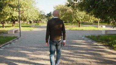 Parkta Yürüyen Adam Çevresindeki Doğayı Hayran Bırakıyor.