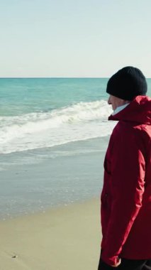 Yaşlı Adam Kışın Denize Taş Atar.