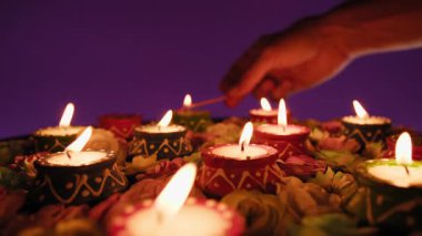 Hint Diwali kutlaması için küçük mumlar yak..