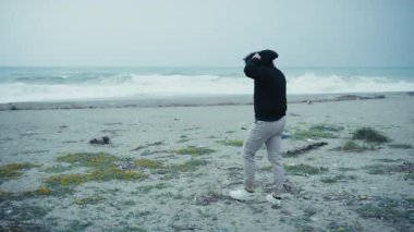 Soğuk bir kış günü Denize Gelen Adam. 