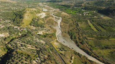 Calabria 'da Kuraklık nedeniyle Akdeniz' e doğru Kuru bir nehir akıyor.