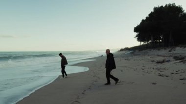 Yetişkin Oğullarla Babalar Günü Sahilde Fırtınalı Okyanusu İzliyor.