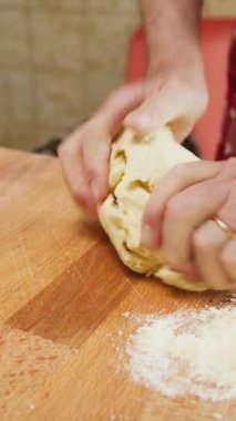 Mans Hands Dnewing Pasta Hamuru.