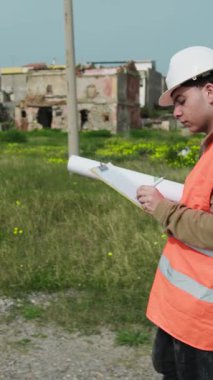 Bina Mühendisi Çalışırken Not Yazıyor . 