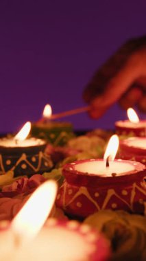 Hint Diwali kutlaması için küçük mumlar yak..