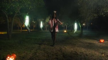 Cadılar Bayramı Kırsalında Canavarlar