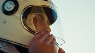 Stresli Yarıştan Sonra Erkek Sürücü Miğferi Kaldırdı.