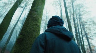 Kış Dağlarında Yaşlı Adam Uzun, İnce Bir Ağaca Bakar.