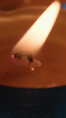 Diwali kutlaması için suda yüzen küçük bir mum..