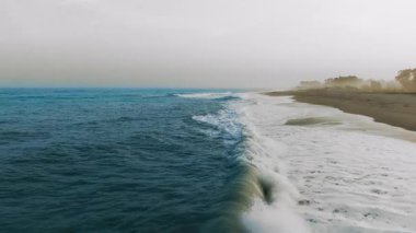 Okyanus Dalgaları Fırtınalı bir şekilde sahile doğru ilerliyor..