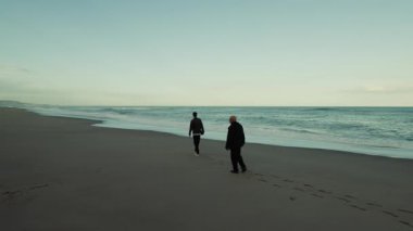 Babalar Günü 'nde Sahilde Birlikte Yürüyüş.