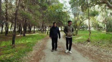Babalar Günü 'nde, oğluyla ağaçların altında bir yürüyüş..