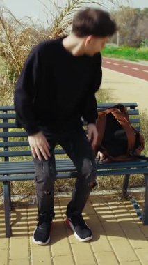 Adam deniz kenarında dinlenme anını bitirir ve evine gitmeye başlar. . 