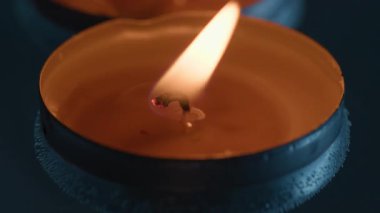 Diwali kutlaması için suda yüzen küçük bir mum..