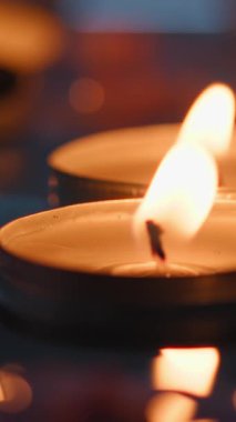 Hint Diwali kutlamaları için sudaki mumlar geceleri yüzer..