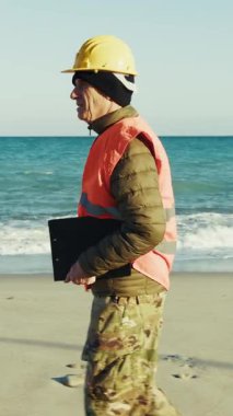 Yaşlı Mühendis Sahilde Yürüyerek Çalışma Alanına Ulaşır.