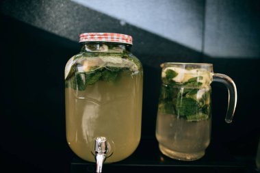 Bir şişe soğuk limonata bir düğün tablo