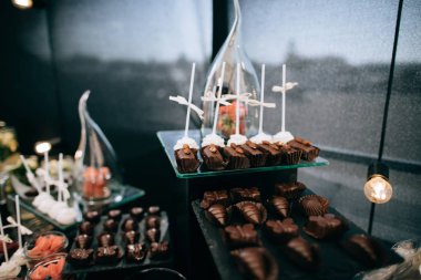 Lüks Pastalar düğün tatlı tablo restoran siyah arka plan üzerine