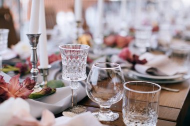 Tablolar düğün yemeği için evin çatısına ayarla.