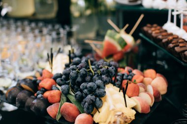 Masanın üzerine taze meyve tatlı. Karpuz, üzüm, çilek