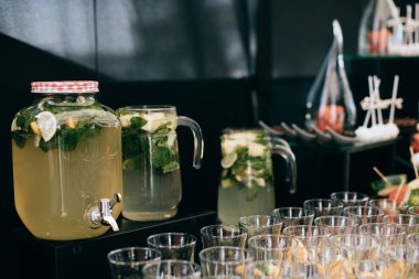 Bir şişe soğuk limonata bir düğün tablo