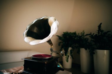 Boynuz hoparlör ayakları ile eski gramofon